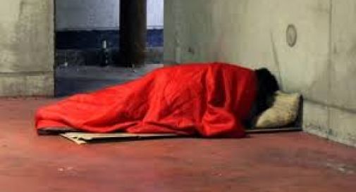 Senza tetto, pochi posti letto e raffica di richieste al Suem: «Abbiamo freddo, aiutateci»