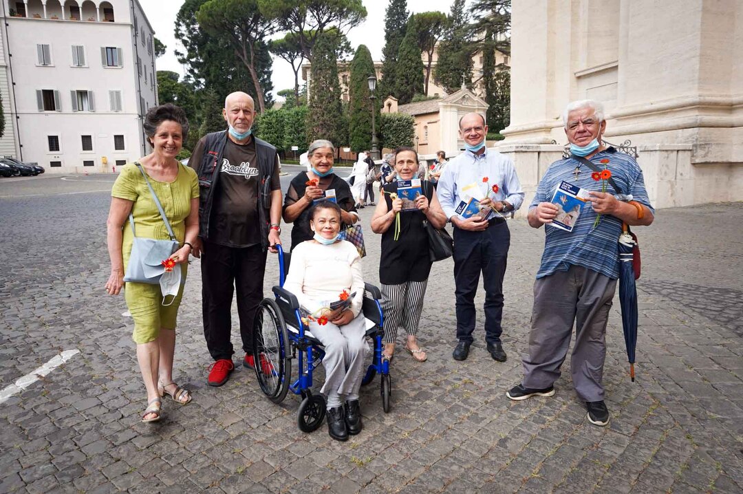 Un grupo de ancianos de la Comunidad de Sant'Egidio de Roma con el mensaje del Papa para la Jornada Mundial de los abuenos y los mayores, después de la liturgia de San Pedro