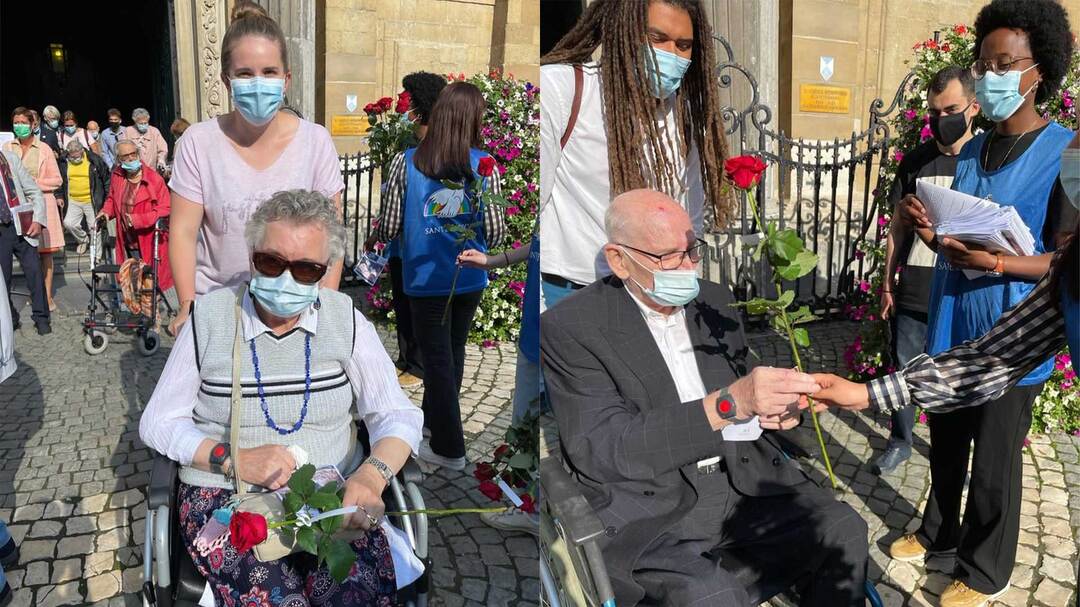 Los jóvenes de Amberes regalan una rosa en la Jornada Mundial de los abuelos y los mayores