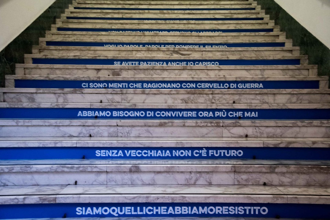 L'opera installata sulle scale del Rettorato di Sapienza Università di Roma
