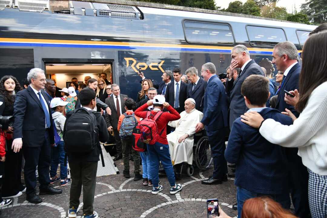 Il Papa saluta i bambini