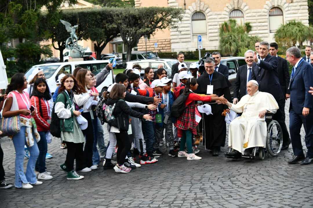 Il Papa saluta i bambini