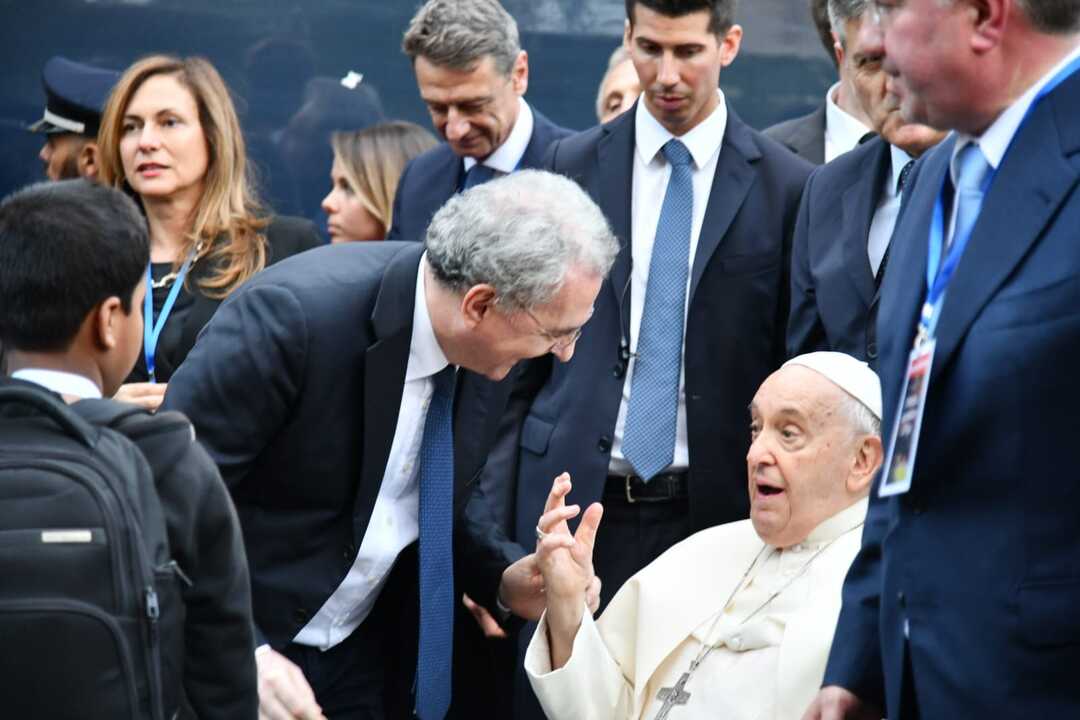 Il Papa saluta i bambini