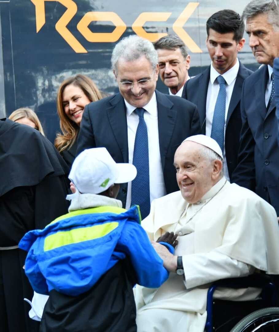 Il Papa saluta i bambini